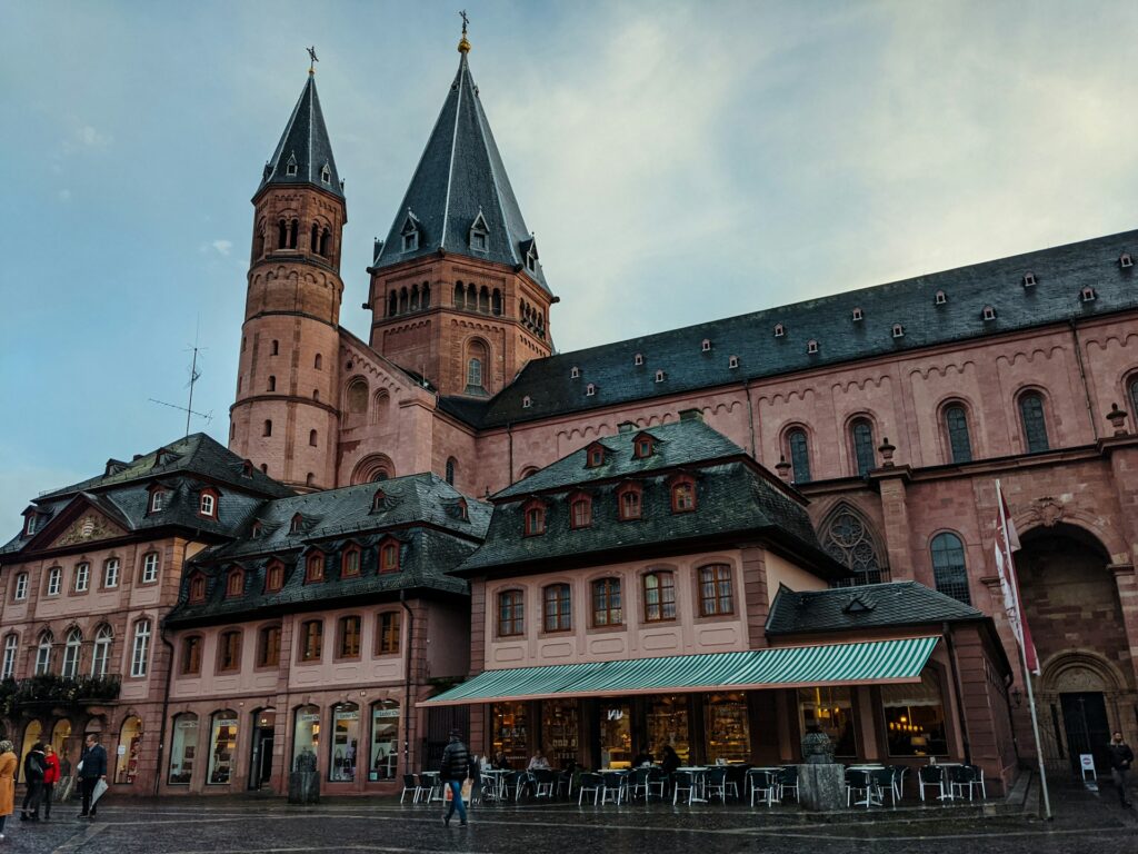 Ein Bild des Doms aus der Mainzer Innenstadt
